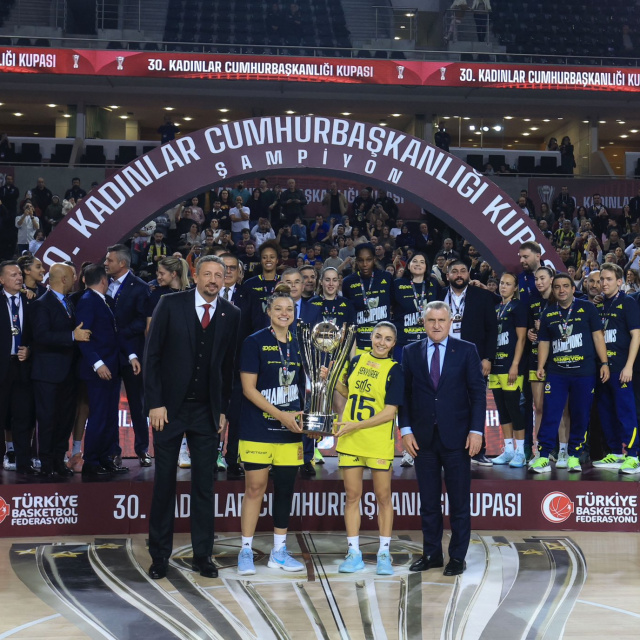 Bakan Bak'tan F.Bahçe Opet'e tebrik!