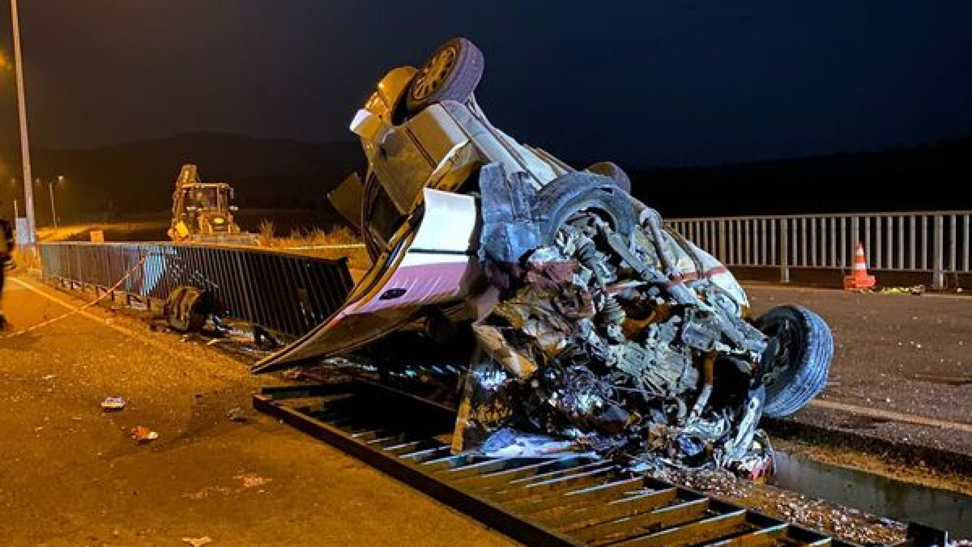 Afyonkarahisar'da köprü demirlerine çarpan otomobildeki 1 kişi öldü, 3 kişi yaralandı