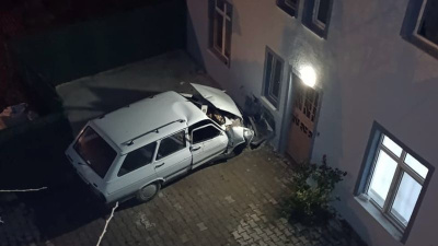 Otomobil evin duvarına çarptı: 1 ölü, 1 yaralı
