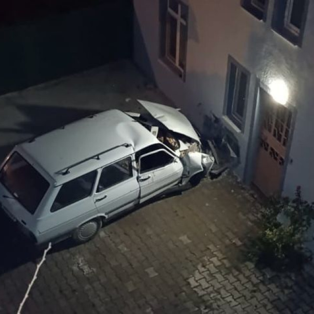 Otomobil evin duvarına çarptı: 1 ölü, 1 yaralı
