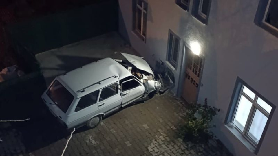 Otomobil evin duvarına çarptı: 1 ölü, 1 yaralı