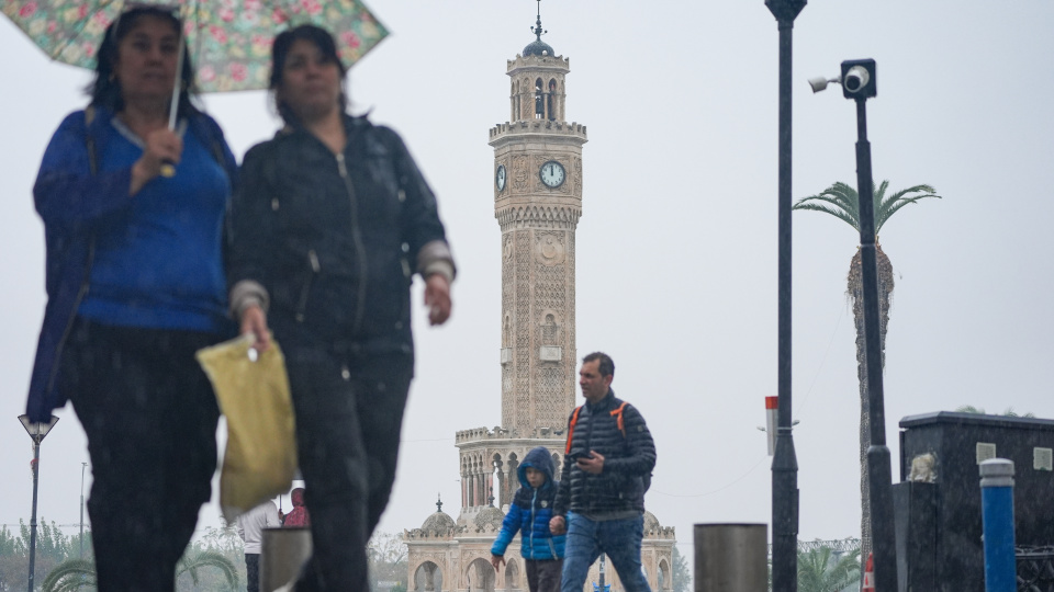 Ege ve Akdeniz için sağanak, iç bölgeler için buzlanma uyarısı