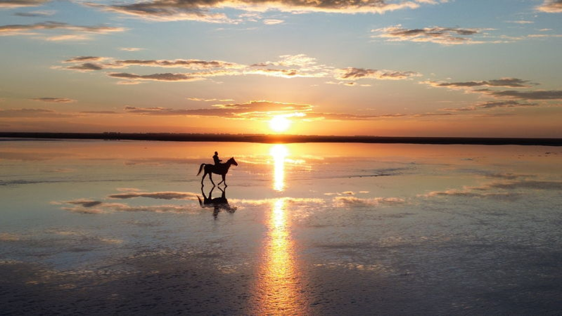 Tuz Gölü'nde gün batımı kızıl tonlarıyla görsel şölen oluşturdu