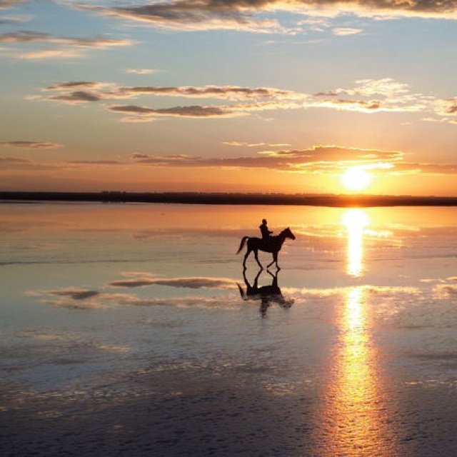 Tuz Gölü'nde 'kızıl' gün batımı