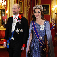 2 bin 600 elmaslı taç taktı