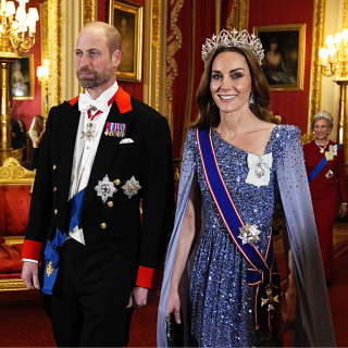 2 bin 600 elmaslı taç taktı