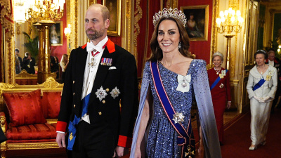 2 bin 600 elmaslı taç taktı