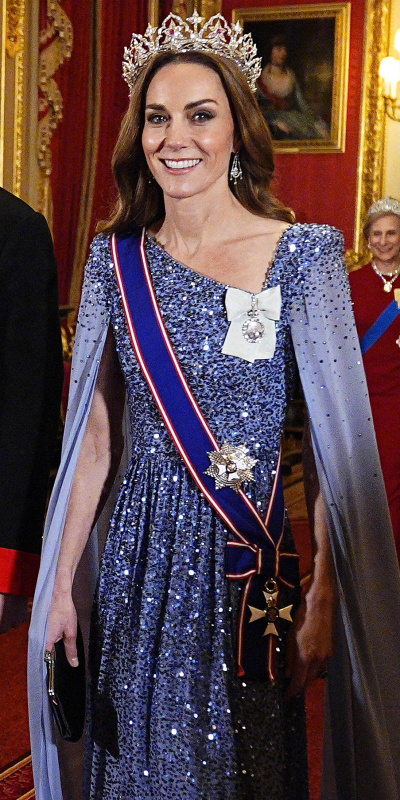 2 bin 600 elmaslı taç taktı