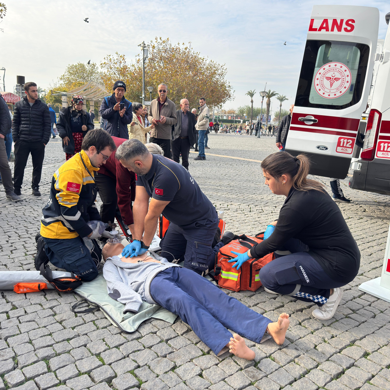 İzmir'de 20 bölgeye ani kalp durmalarına karşı şok cihazı yerleştirildi