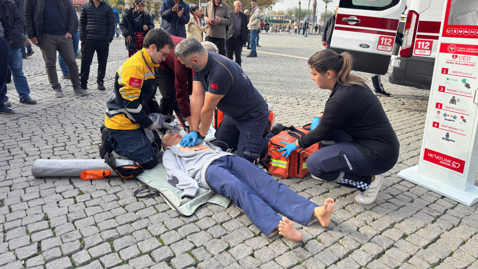 İzmir'de 20 bölgeye ani kalp durmalarına karşı şok cihazı yerleştirildi
