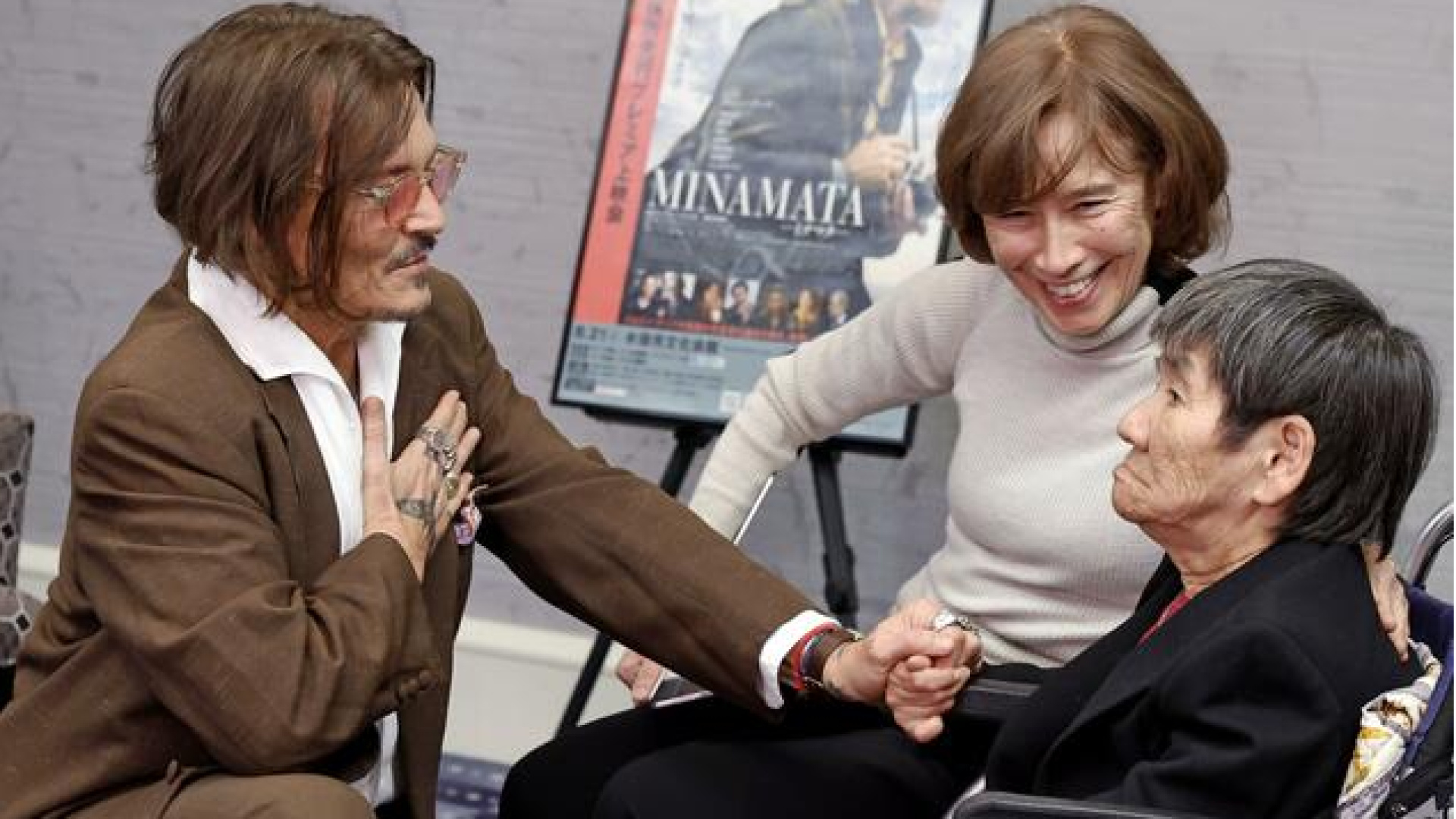 Johnny Depp, 'Minamata' hastalığının kurbanıyla Japonya'da buluştu