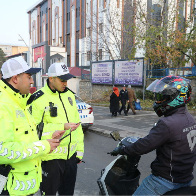 Elleri üşüyen kuryeye eldivenini verdi