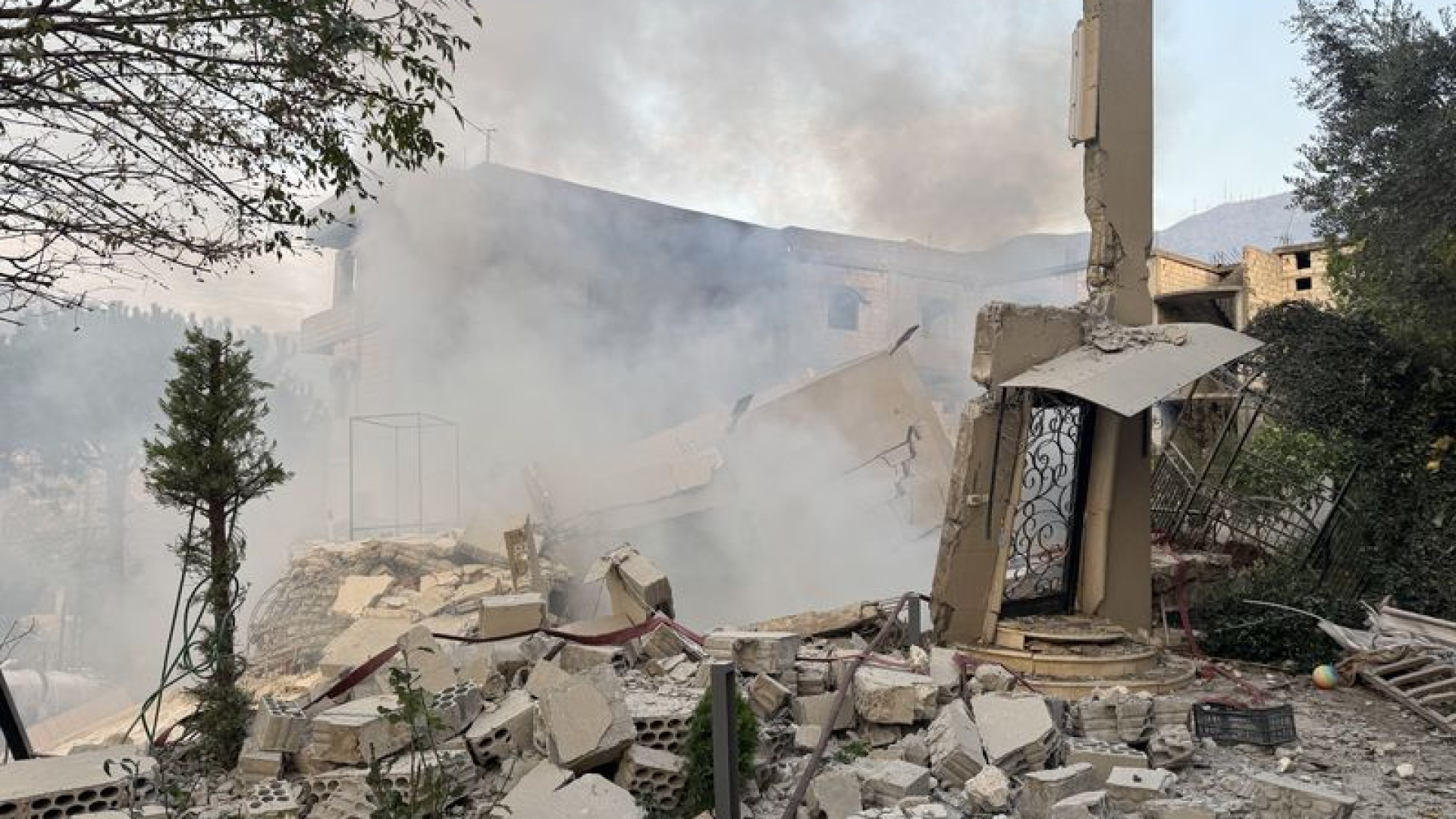 İsrail Ateşkese Rağmen Lübnan'ın 4 Beldesini Bombaladı