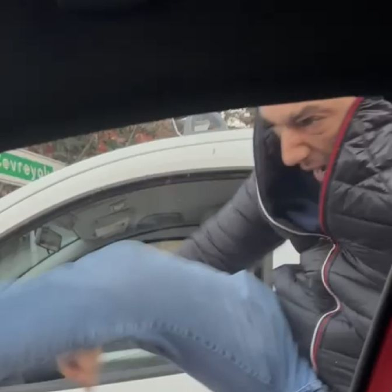 Kadın doktorun aracına tekmeyle saldırıp tehdit etti