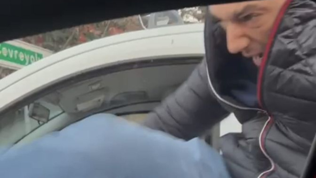 Kadın doktorun aracına tekmeyle saldırıp tehdit etti