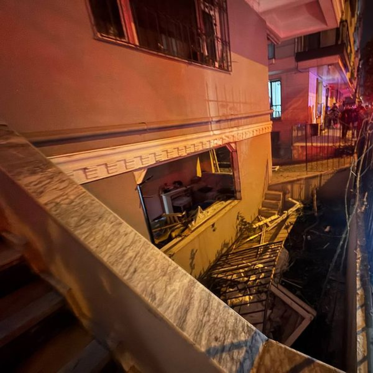 Güngören’de apartman dairesinde patlama: 2 yaralı
