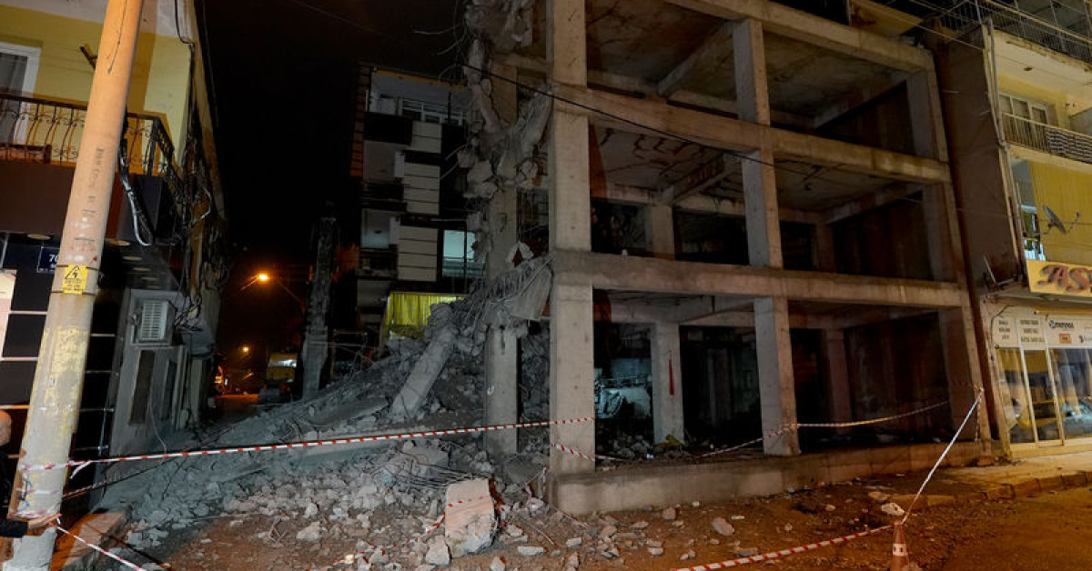 İzmir'de Kontrolsüz Yıkım: Beton Bloklar Eve Çarptı, Panik Yaşandı