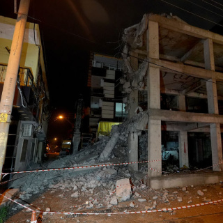 Yıkımı yapılan inşaatın beton blokları eve zarar verdi