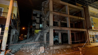 Yıkımı yapılan inşaatın beton blokları eve zarar verdi