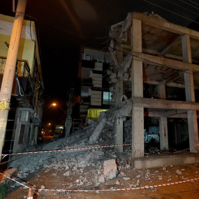 Yıkımı yapılan inşaatın beton blokları eve zarar verdi
