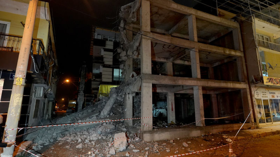 Yıkımı yapılan inşaatın beton blokları eve zarar verdi