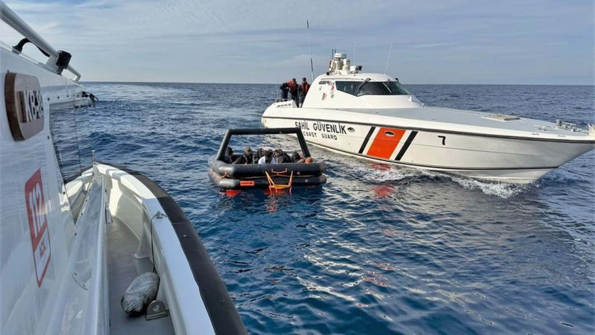İzmir açıklarında 10 düzensiz göçmen kurtarıldı