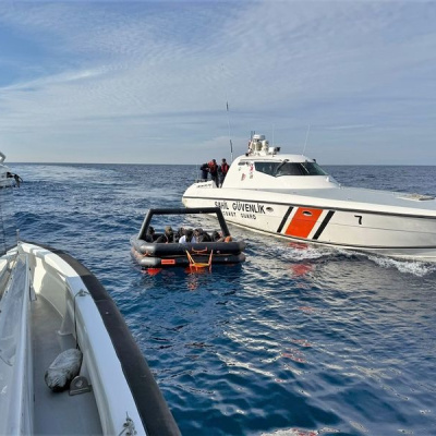 İzmir açıklarında 10 düzensiz göçmen kurtarıldı