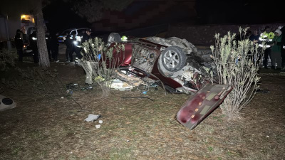 Otomobil refüje devrildi: 1 ölü