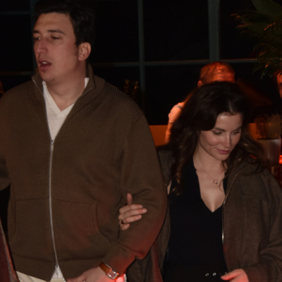 Kol kola görüntülendiler