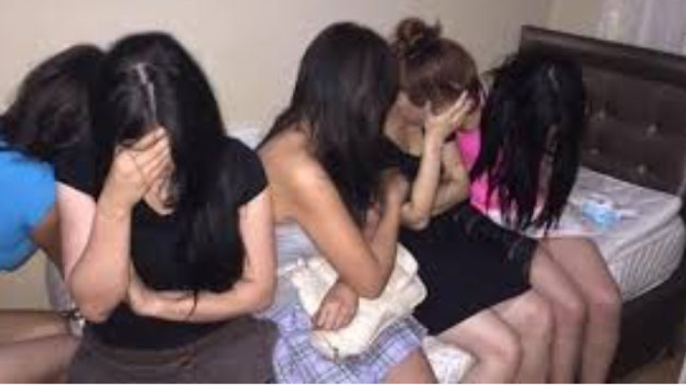 Fuhuşa sürüklenen 6 kadın gizli bölmeden çıktı