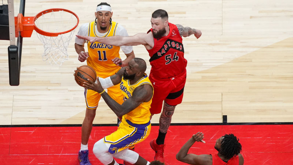 NBA'de Lakers son saniye üçlüğüyle kazandı!