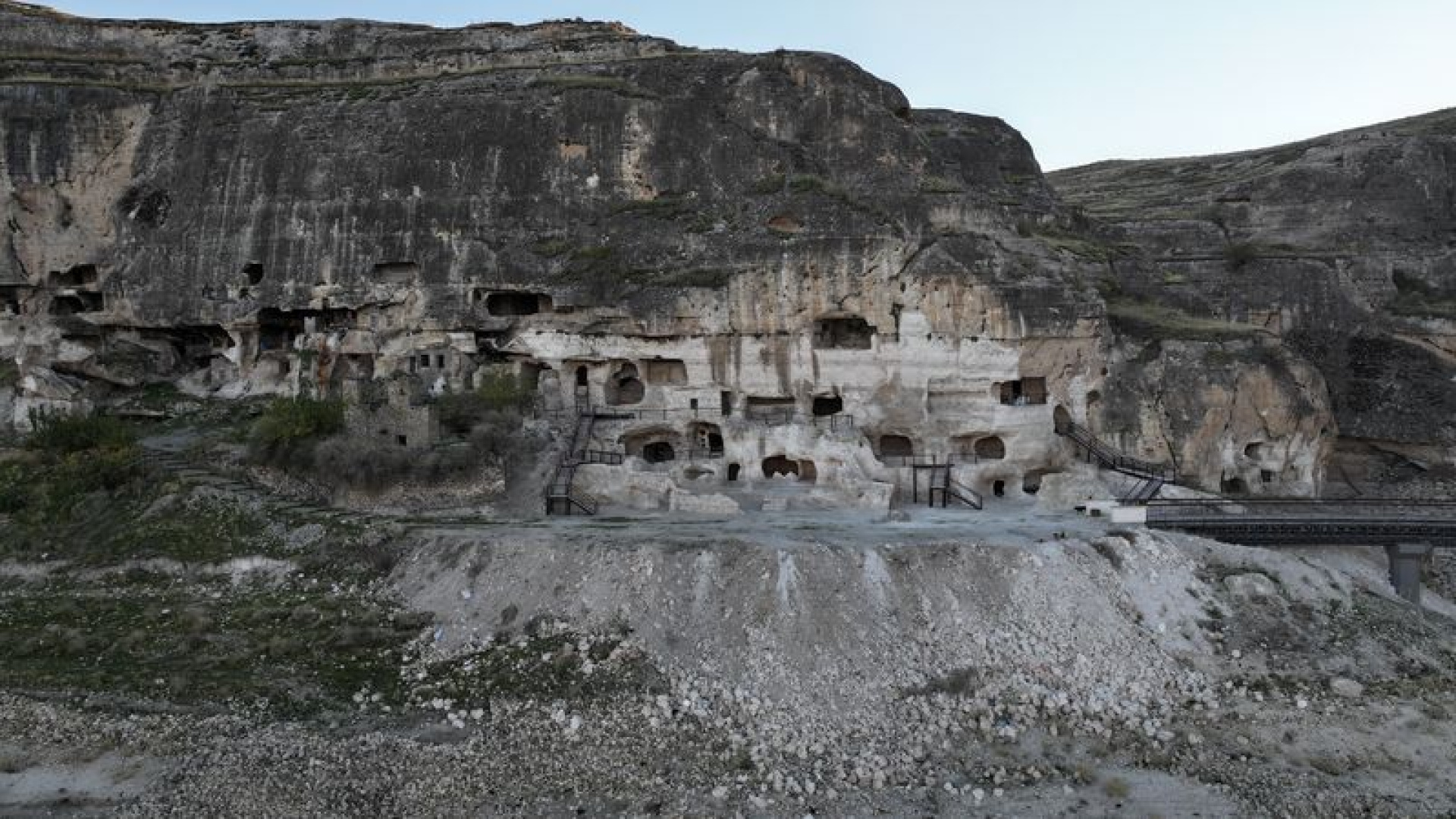 Hasankeyf’teki 5 bin yıllık mağaralardan 10’u turizme açılıyor