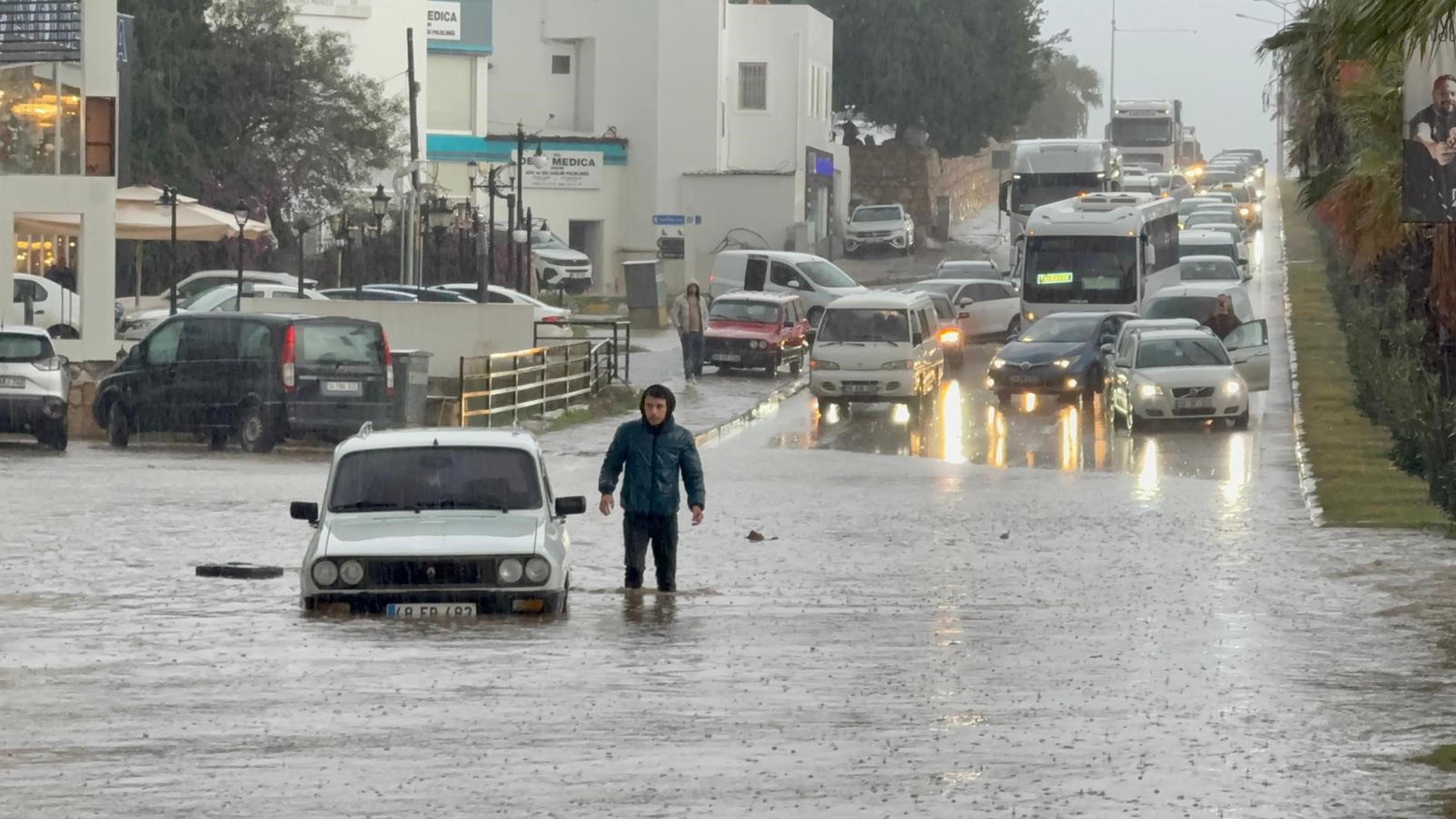 Bodrum'da Sağanak Felaketi: Yollar Göle Döndü, Araçlar Mahsur Kaldı