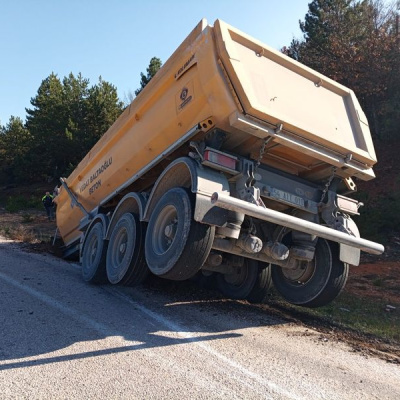 TIR'ın dorsesi koptu! Panik yaşandı!