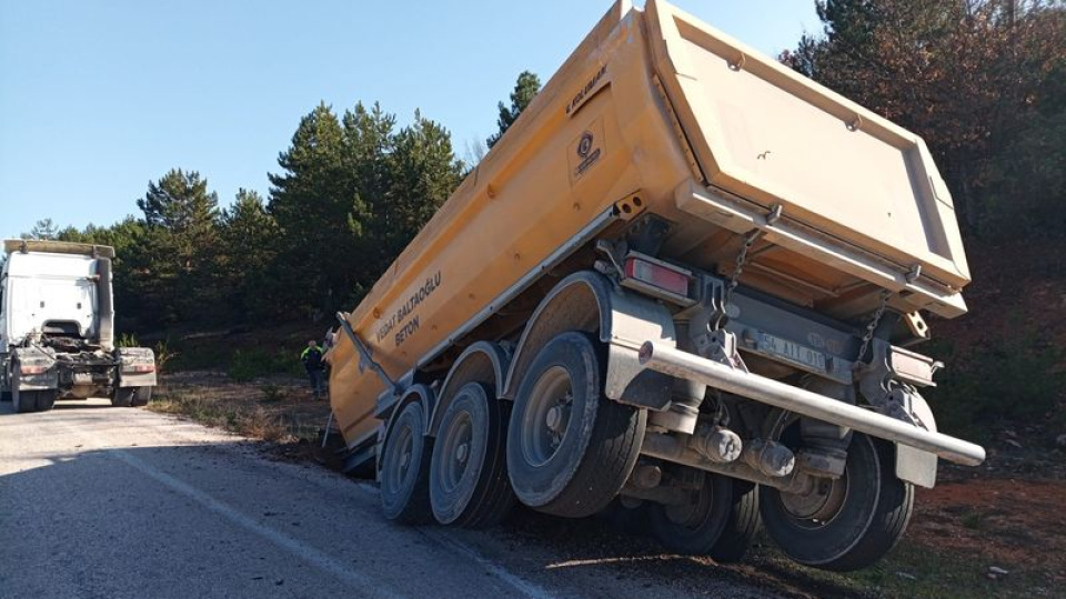 TIR'ın dorsesi koptu! Panik yaşandı!