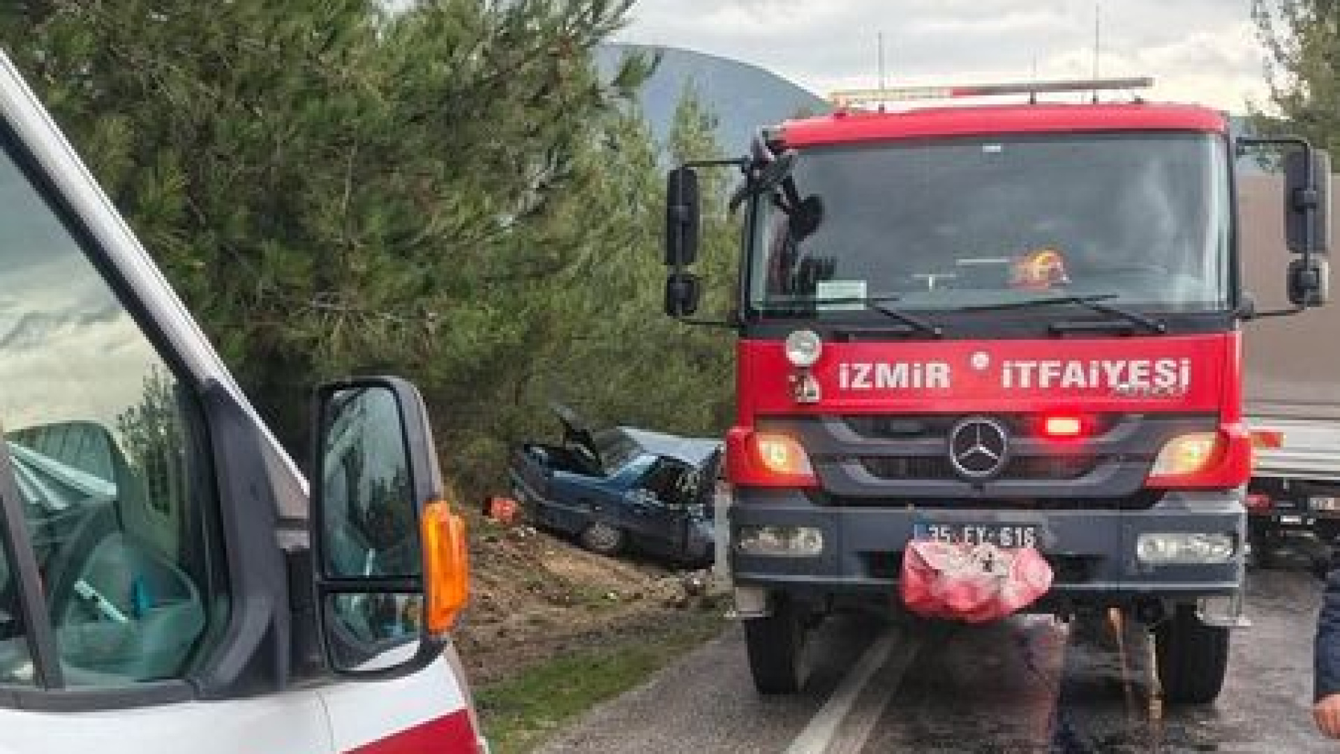 İzmir Menderes'te Feci Kaza: Kafa Kafaya Çarpışmada 2 Kişi Hayatını Kaybetti
