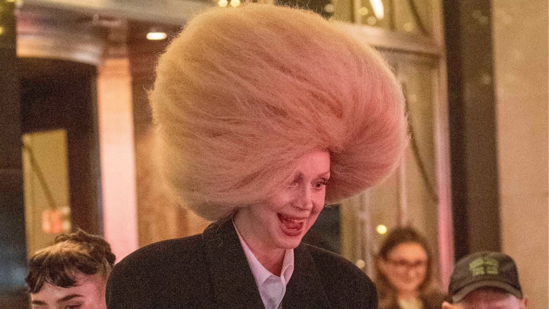 Gwendoline Christie Devasa Peruğuyla 2 Metreyi Aştı!