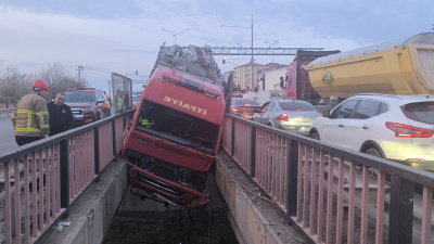 İtfaiye asılı kaldı! 3 yaralı