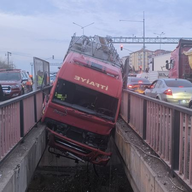 İtfaiye asılı kaldı! 3 yaralı