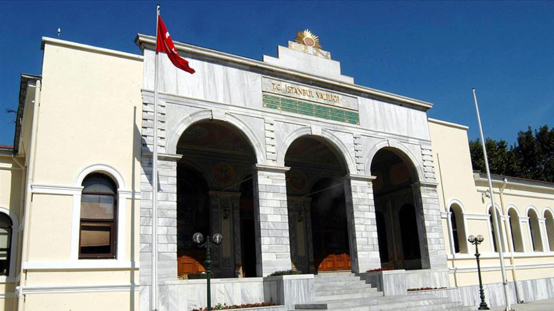 İstanbul Valiliği'nden Fatih'teki Göçmen İddialarına Yanıt: 'Maksatlı Haberlere İtibar Etmeyin'