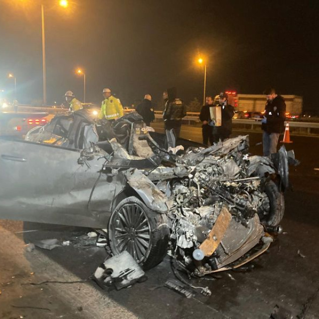 Otomobil, TIR'a arkadan çarptı: 2 ölü, 1 yaralı