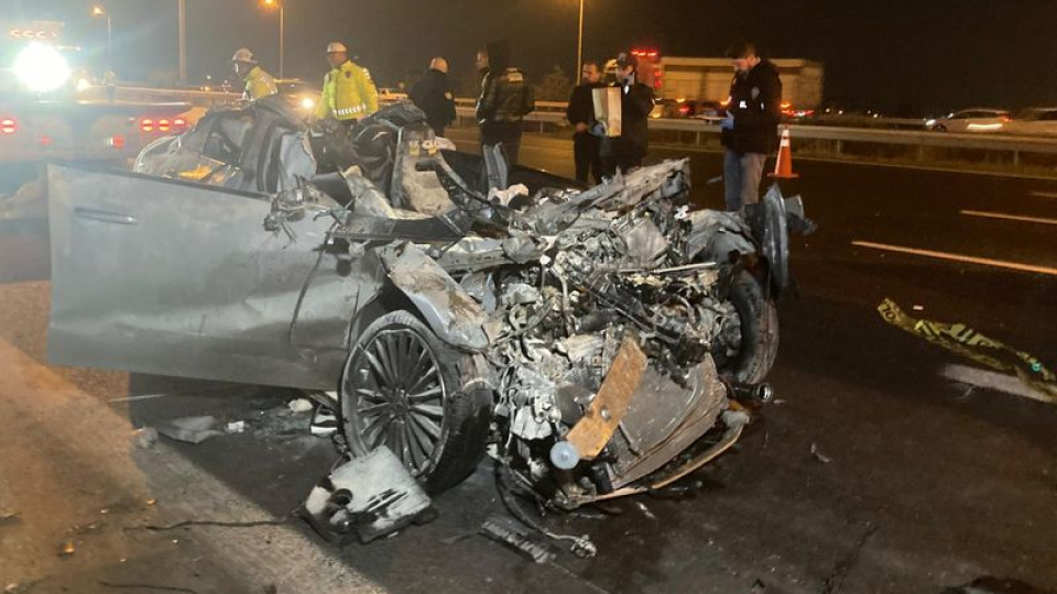 Otomobil, TIR'a arkadan çarptı: 2 ölü, 1 yaralı