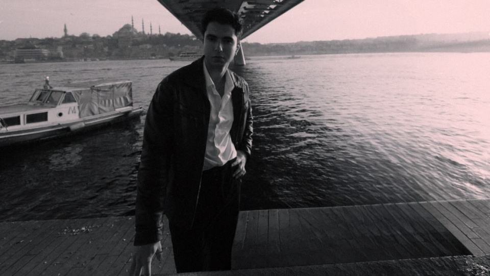 Oldukça Renksiz'den yeni tekli: Geçmişi İzlerken