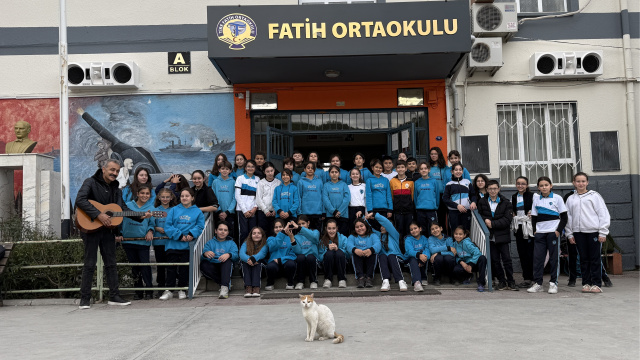 Bestelediği şarkıyla öğrencilerine organ bağışı bilinci aşılıyor