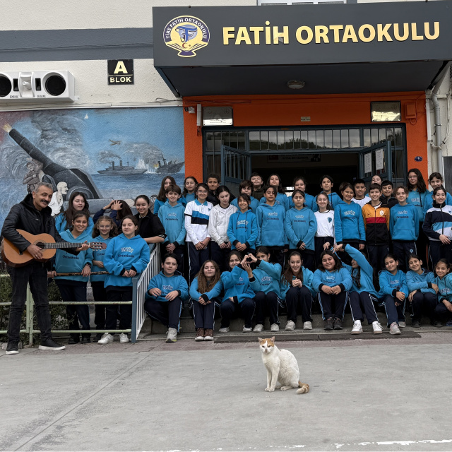 Bestelediği şarkıyla öğrencilerine organ bağışı bilinci aşılıyor