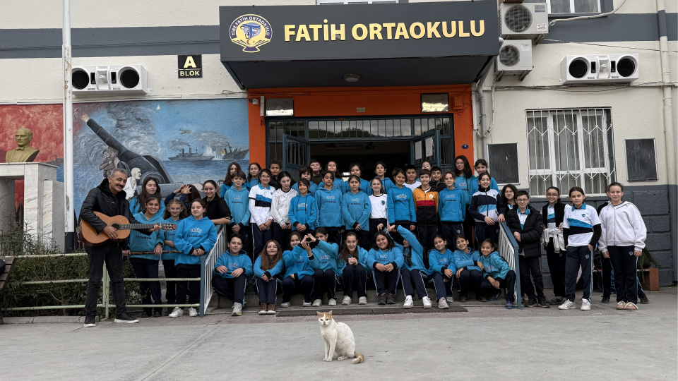 Bestelediği şarkıyla öğrencilerine organ bağışı bilinci aşılıyor