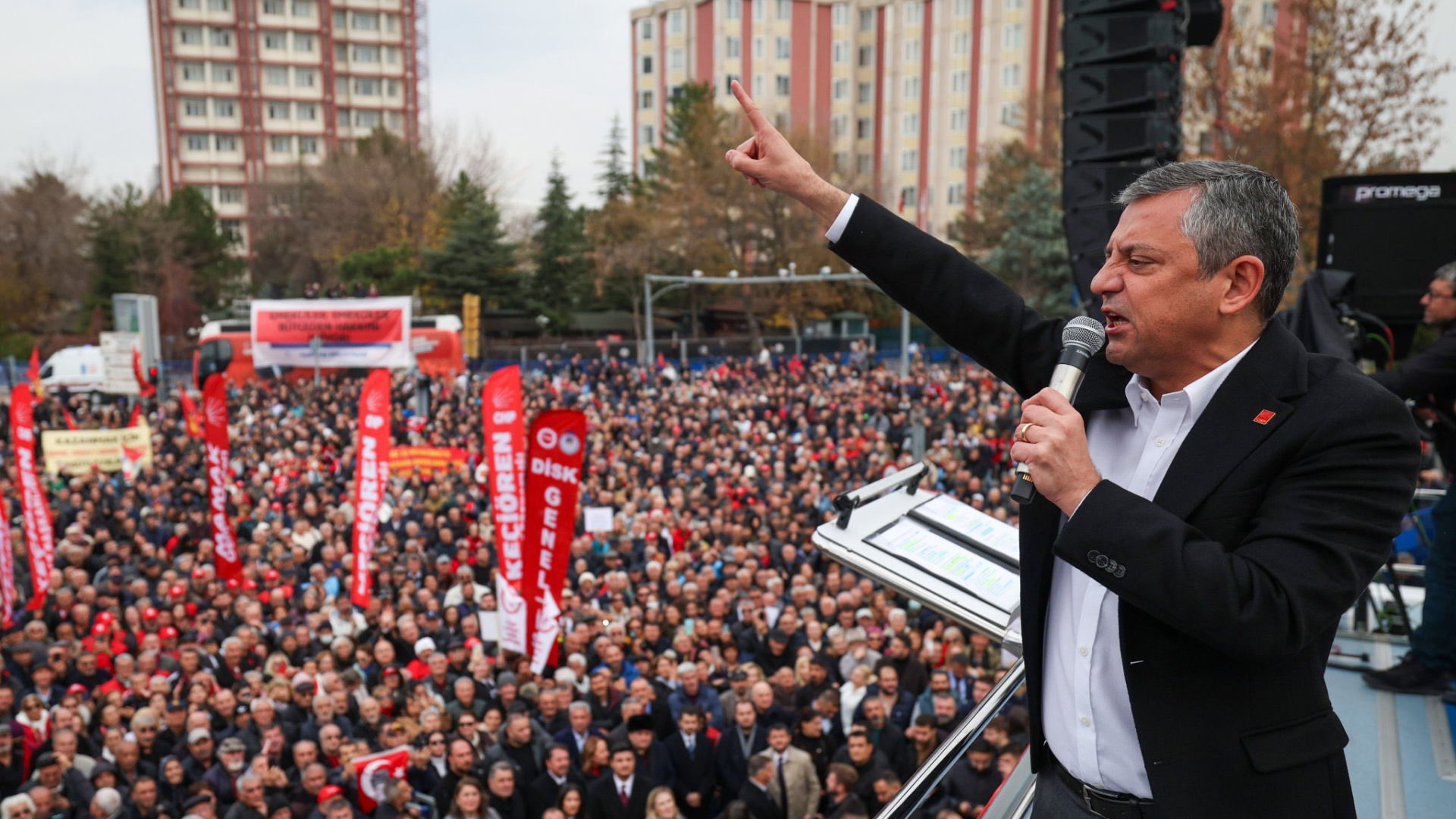 Son dakika: CHP lideri Özgür Özel: Meclis meydanla…