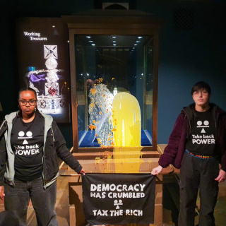 Kraliyet tacına muhallebili saldırı