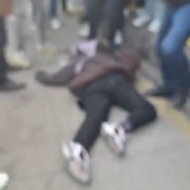 Bayılan kıza metrobüs çarptı