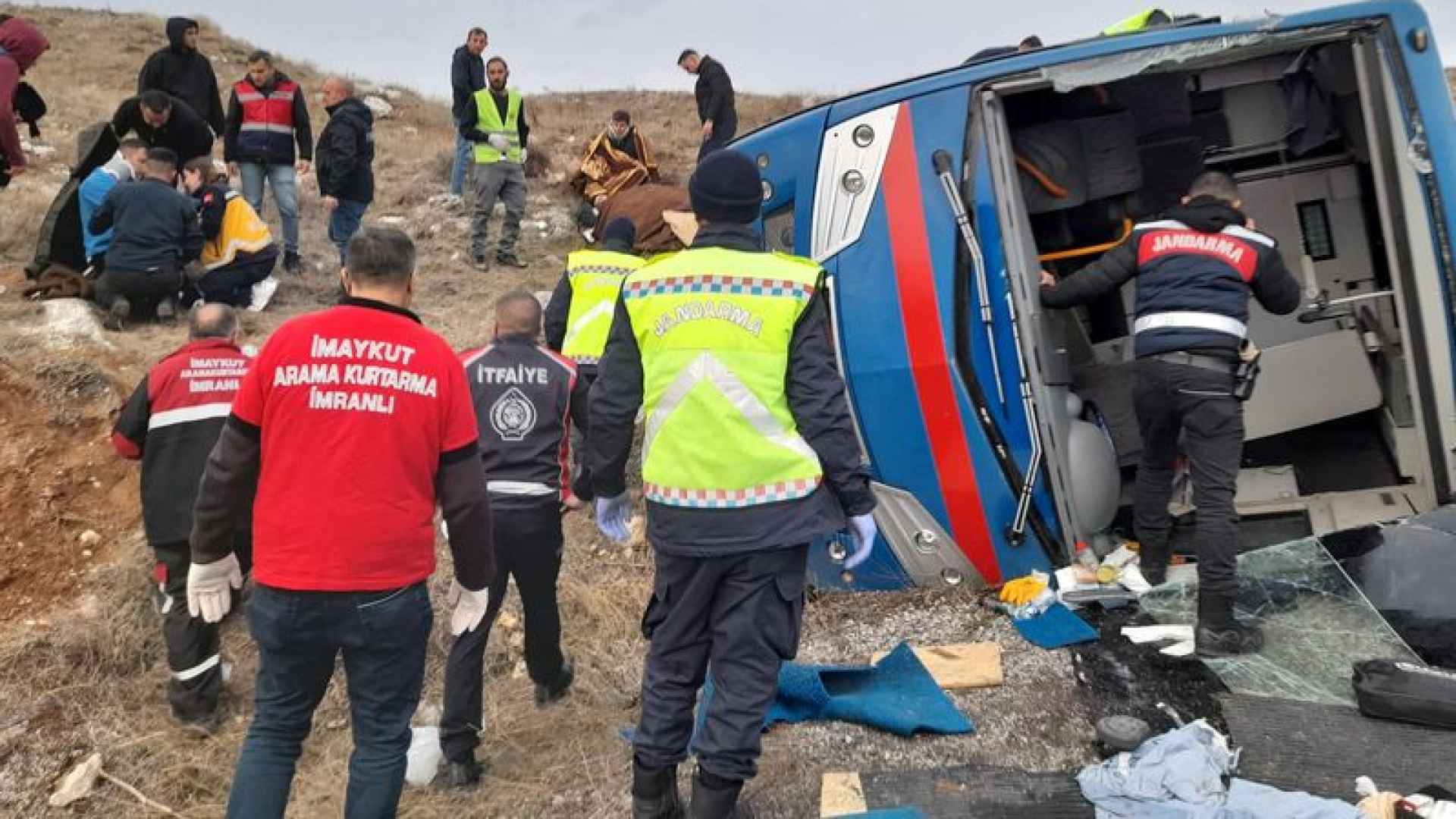 Sivas'ın Zara ilçesinde cezaevi nakil aracının devrilmesi sonucu 7'si jandarma personeli 9 kişi yaralandı